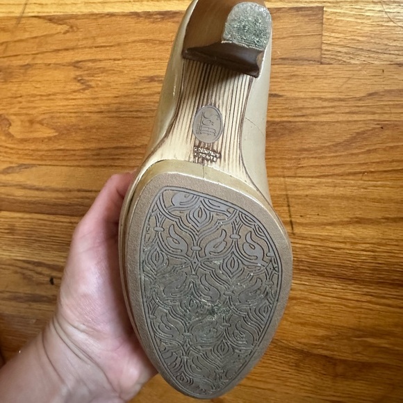 Sofft patent leather nude size 9 heels - Picture 3 of 6